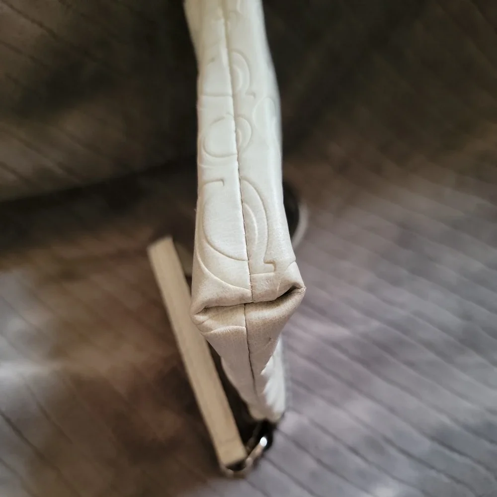 Guess White Wristlet Small Clutch Purse Faux‎ Leather Zip Bag 💼🤍